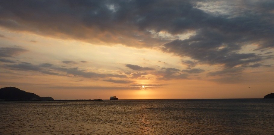 Atardecer Santa Marta Fuente: fotopedia.com por jakalui